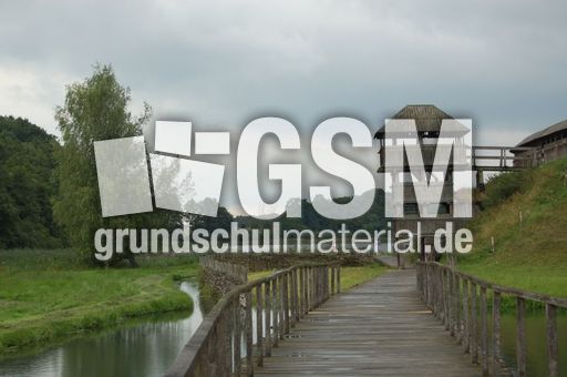 Slawenburg_Gross_Raden_Brueckenweg_Turm.jpg